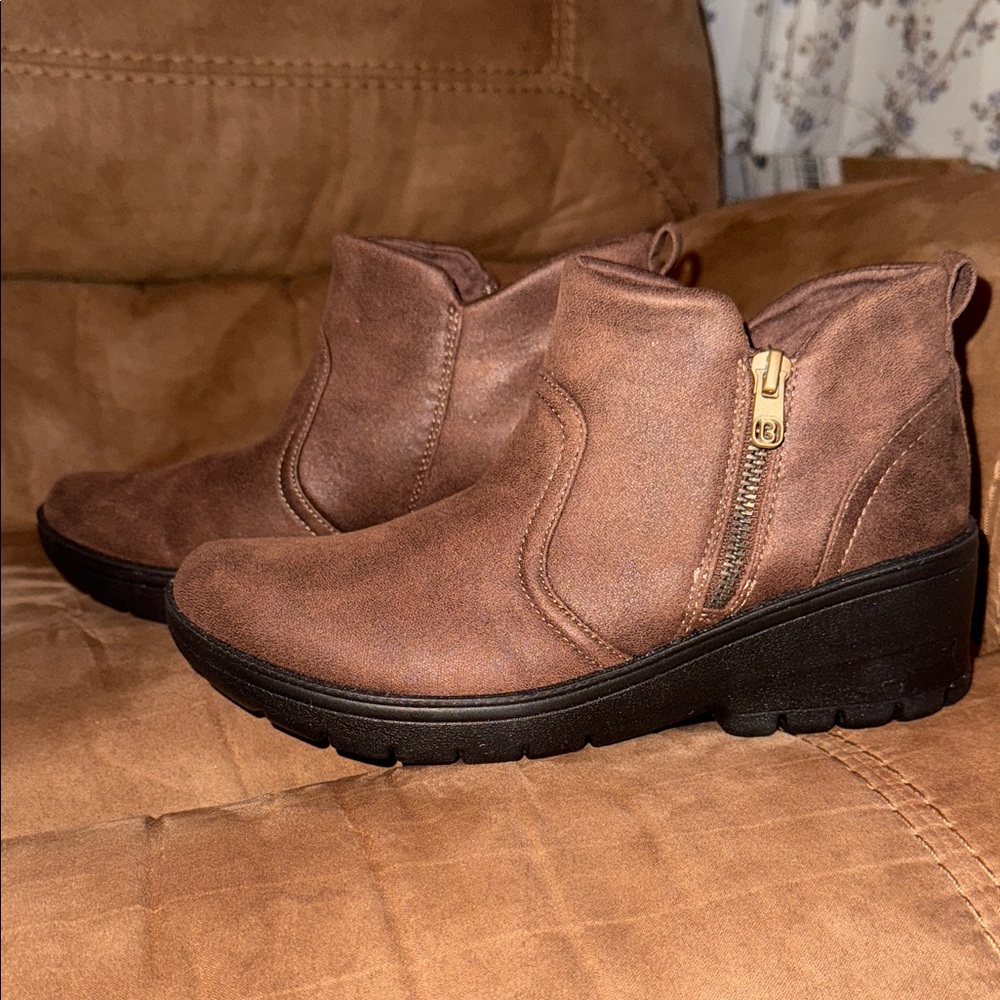 Bzees Bliss, Mustang Brown Ankle Booties with Gold Zipper Size 7W